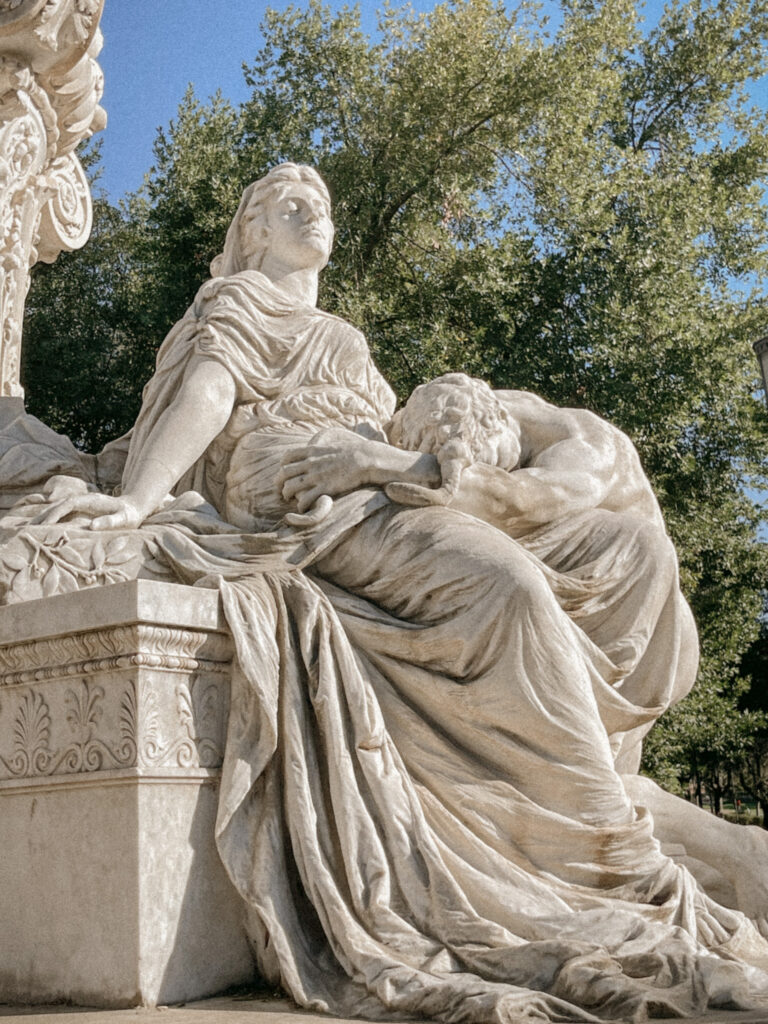 Complesso marmoreo di ifigenia e oreste nella statua di Goethe a Rroma. simboleggia la poesia drammatica